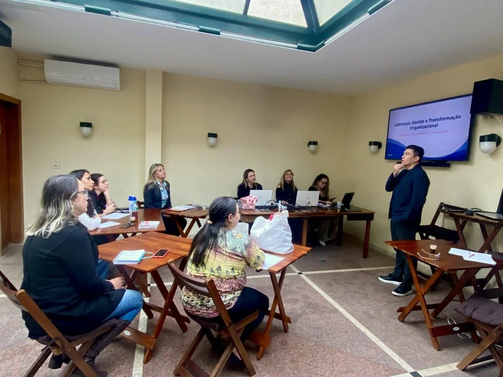 Workshop de inteligência artificial com participantes em uma mesa de trabalho